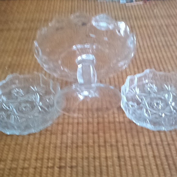 Lovely pressed glass Fostoria  compote and two pressed glass candle holders. - Picture 4 of 5
